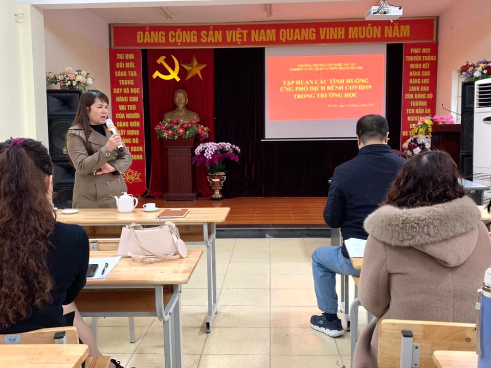 TẬP HUẤN TOÀN TRƯỜNG CÁC TÌNH HUỐNG ỨNG PHÓ DỊCH BỆNH COVID-19 TRONG TRƯỜNG HỌC. 