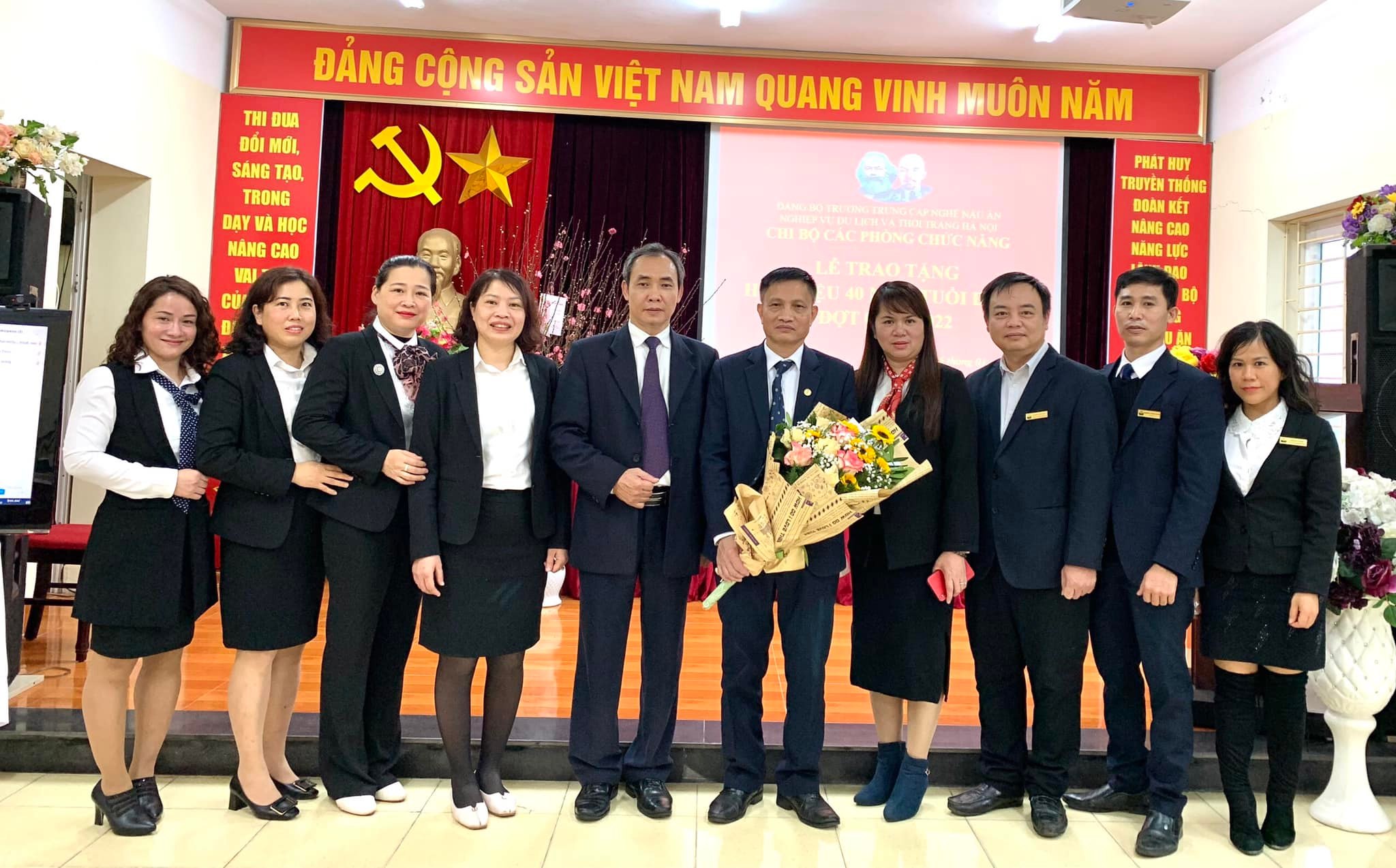 CHI BỘ CÁC PHÒNG CHỨC NĂNG TỔ CHỨC TRAO TẶNG HUY HIỆU 40 NĂM TUỔI ĐẢNG ĐỢT 03/2/2022