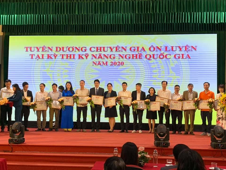 Tuyên dương các thí sinh, chuyên gia ôn luyện có thành tích xuất sắc tại Kỳ thi kỹ năng nghề quốc gia năm 2020.