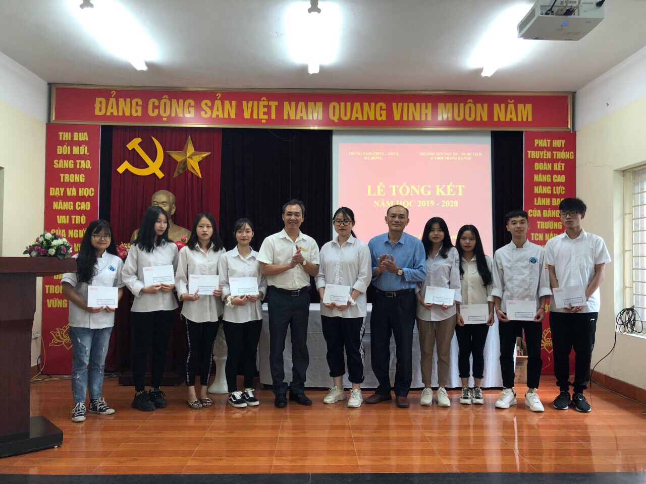 Những thuận lợi khi học  THPT (hệ GDTX), học song song cả văn hoá và học trung cấp nghề.