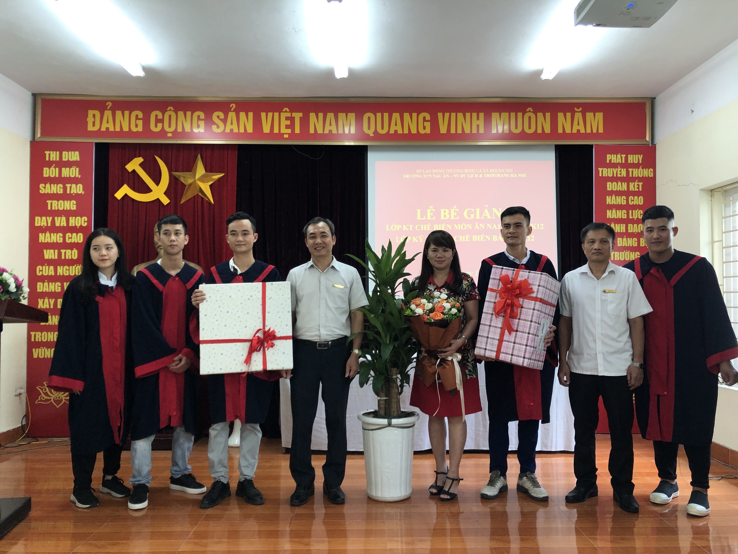 Lễ bế giảng và trao bằng tốt nghiệp cho học sinh lớp Kỹ thuật chế biến món ăn NA1,2,3,4 và Kỹ thuật làm bánh K12