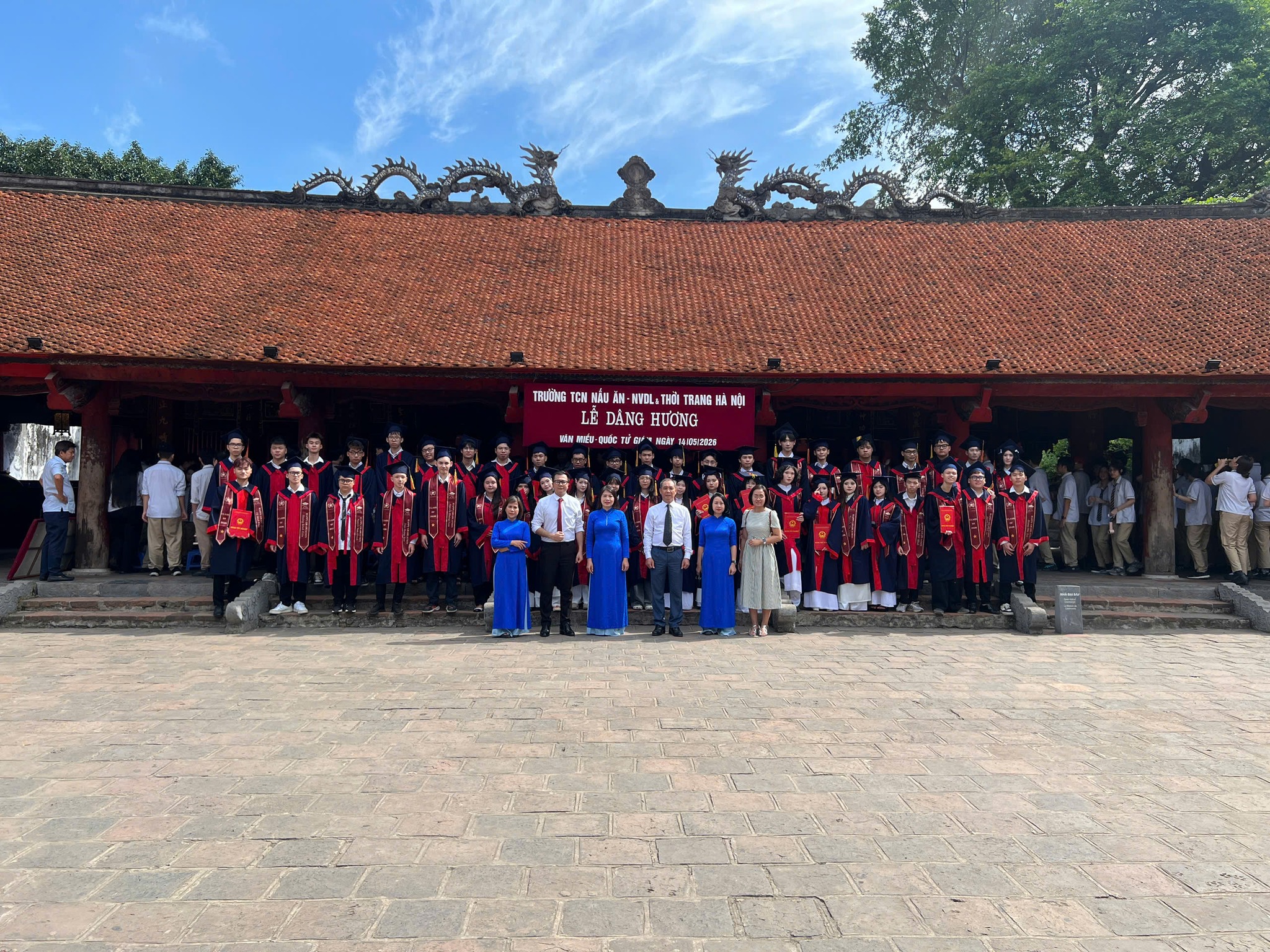 ĐẢNG BỘ TỔ CHỨC HOẠT ĐỘNG DÂNG HƯƠNG TẠI VĂN MIẾU – QUỐC TỬ GIÁM DÀNH CHO HỌC SINH KHỐI 12
