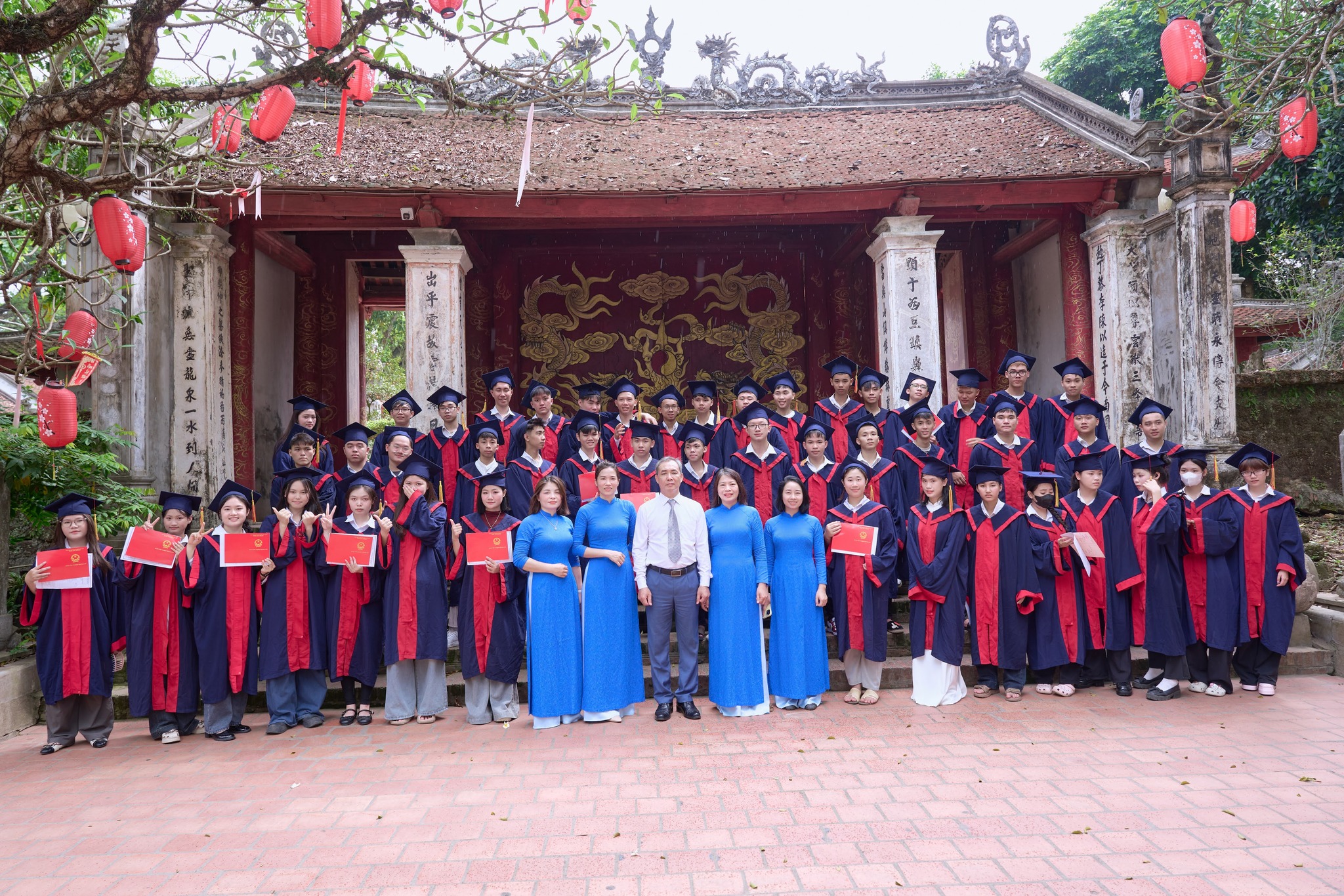 ĐẢNG BỘ TỔ CHỨC LỄ DÂNG HƯƠNG GIÁO DỤC TRUYỀN THỐNG, TIẾP LỬA CÁC SĨ TỬ VÀ TRAO BẰNG TỐT NGHIỆP KHÓA 17 TẠI KHU DI TÍCH LỊCH SỬ QUỐC GIA ĐỀN VÀ